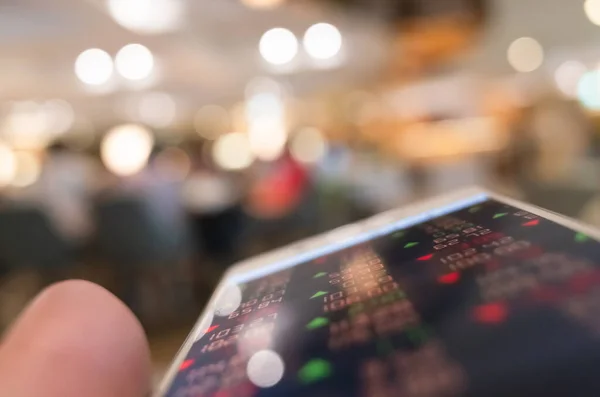 Nutzung eines mobilen Geräts zur Überprüfung der Marktdaten — Stockfoto