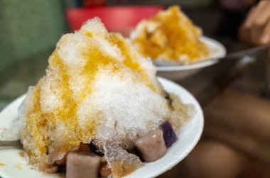 renkli tatlı ile tıraş buz yeme