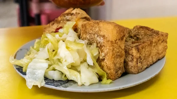 Lanche de tofu fedorento na mesa — Fotografia de Stock