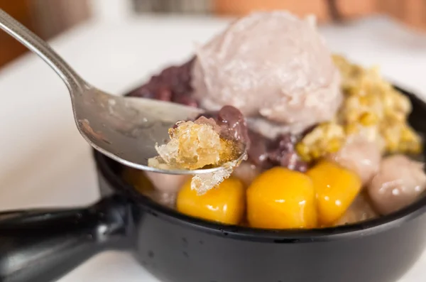 Kaltrasiertes Eis mit buntem Dessert — Stockfoto