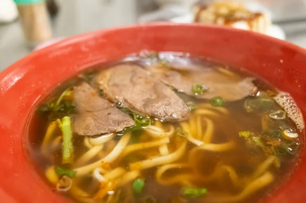 台湾の煮込み牛肉麺スープ — ストック写真