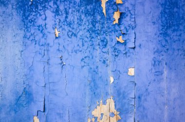 Yıpranmış ahşap duvarlar mavi renkli.