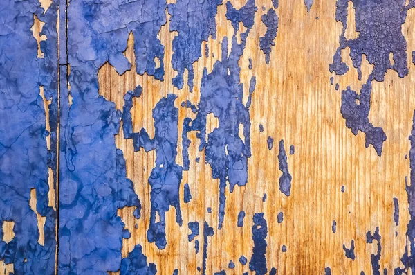 휘어진 나무 널빤지가 파란색으로 되어 있는 벽 — 스톡 사진