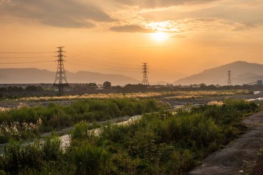 Elektronik kuleli şehir gün batımı manzarası