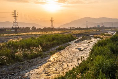 Elektronik kuleli şehir gün batımı manzarası