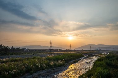Elektronik kuleli şehir gün batımı manzarası