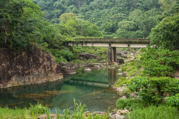 Vecchio ponte di pietra abbandonato — Foto Stock