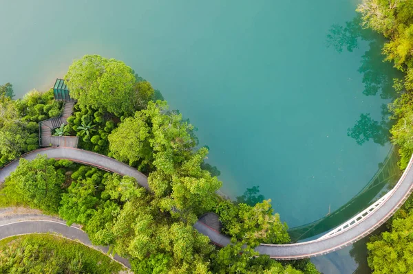 Havadan bakıldığında yolun su üzerindeki manzarası — Stok fotoğraf