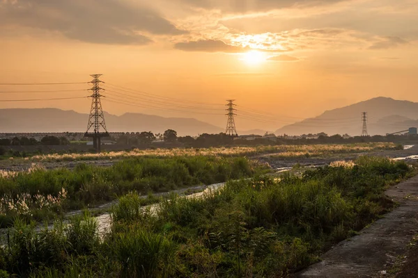 Paesaggio urbano al tramonto con torre elettronica — Foto Stock