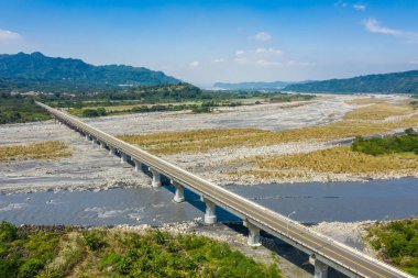Altından miscanthus ile nehir üzerinde köprü