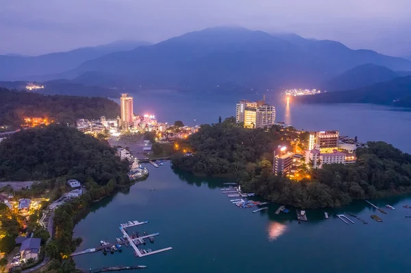 Nachtelijke scène landschap bij beroemde Sun Moon Lake — Stockfoto