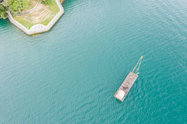 空中から見た湖の上の漁船は — ストック写真