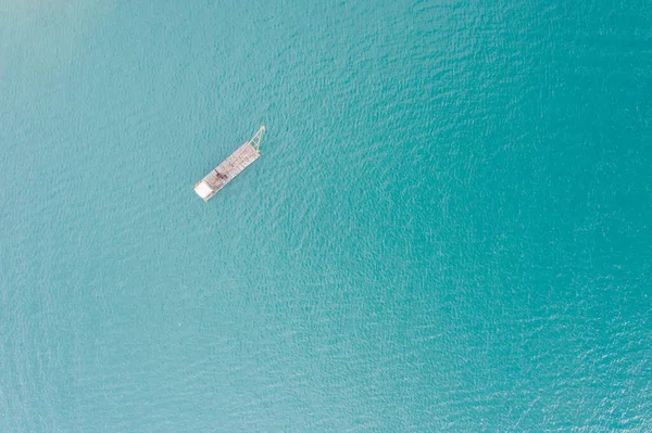 Barco de pesca sobre el lago en vista aérea —  Fotos de Stock