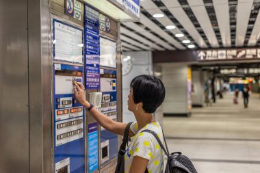 Tren istasyonunda bilet makinesi satın kadın