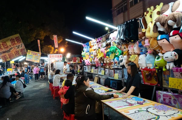 Mercado nocturno con el vendedor y la gente tienda —  Fotos de Stock