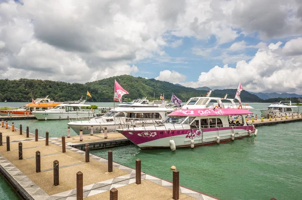 Toeristen en boten bij Xuanguang Temple Pier — Stockfoto