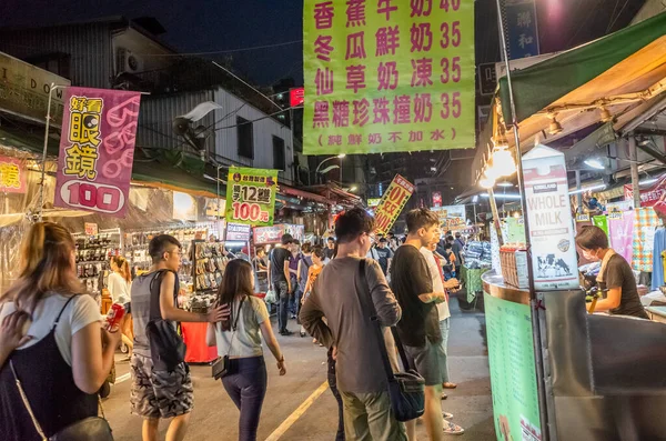 La gente camina y compra en un mercado nocturno en Taipei — Foto de Stock