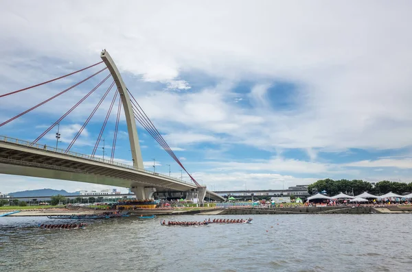 Stadtlandschaft mit Wettbootrennen unter der Brücke — Stockfoto