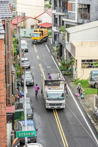 Recycling-LKW für die Sammlung von Wertstoffen in kleinem Kreis — Stockfoto