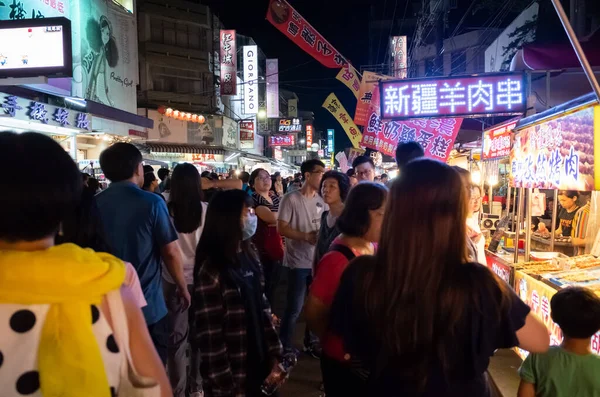 Gente y puestos en el mercado nocturno de Wenhua Road —  Fotos de Stock