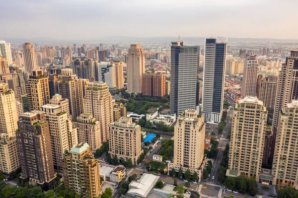 Paesaggio urbano della città di Taichung con grattacieli — Foto Stock