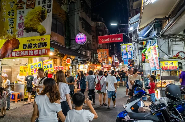 El mercado nocturno de Fengchia era popular entre los turistas y los lugareños — Foto de Stock