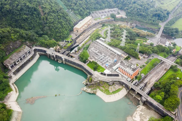 Sendero a pie con los turistas en Sun Moon Lake — Foto de Stock