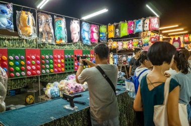 Ünlü tatil gecesi pazarı