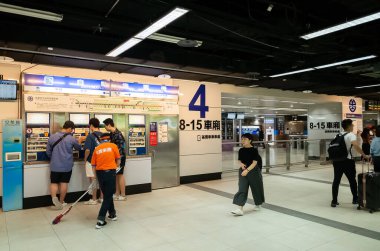 insanlar tren istasyonunda