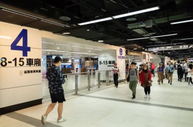 insanlar tren istasyonunda