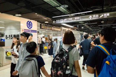 insanlar tren istasyonunda