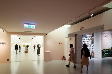 Taipei Güzel Sanatlar Müzesi 'ndeki insanlar