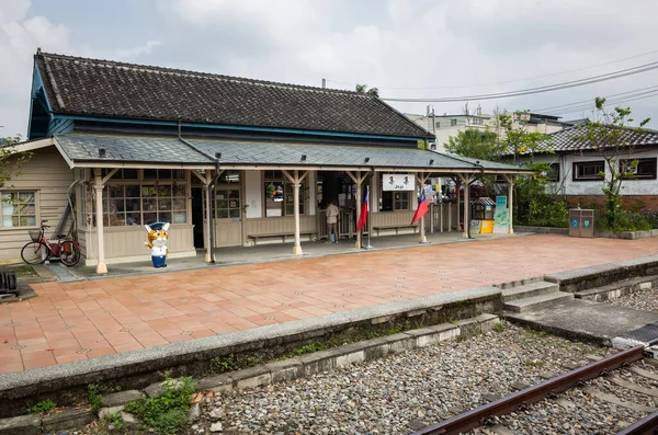 Järnvägsstation med maskot av Leopard Cat — Stockfoto