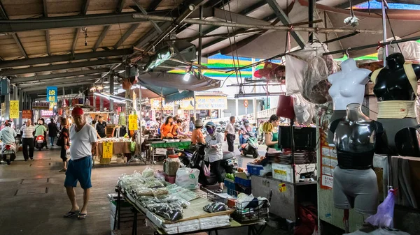 Folk går och handlar på den traditionella marknaden i Puli stad — Stockfoto