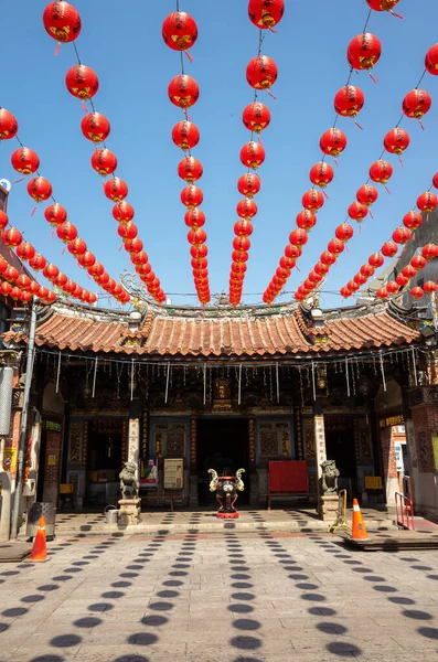 Linternas rojas se cuelgan en el templo de Cheng huang — Foto de Stock