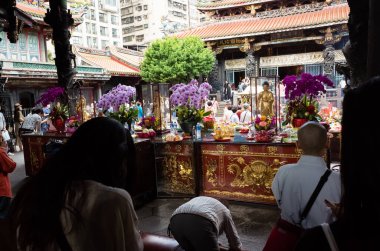 Lungshan tapınağında dua eden insanlar.