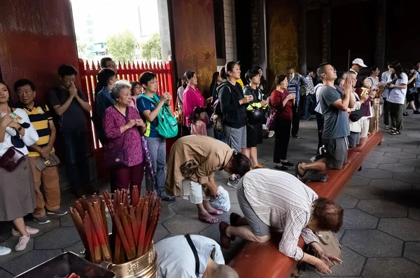 Gente rezando en el templo de Lungshan —  Fotos de Stock