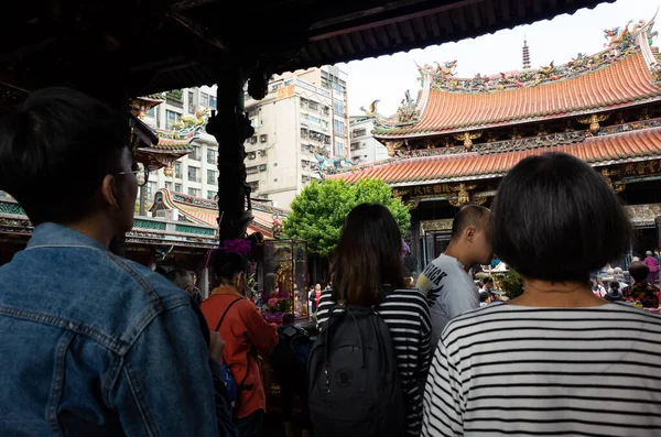 Menschen beten im Lungshan-Tempel — Stockfoto