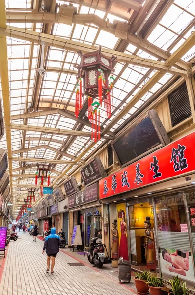 Ночной рынок Huaxi Street в Тайбэе — стоковое фото