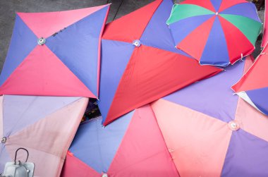 Changhua, Tayvan - 13 Temmuz 2019: Geleneksel pazar yerinde büyük şemsiyenin üst görünümü, Changhua şehri, Tayvan, Asya