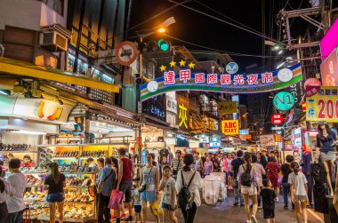 Taichung, Tayvan - 13 Eylül 2019: Fengchia gece pazarı turistler ve yerel halk arasında popülerdi, Taichung City, Tayvan