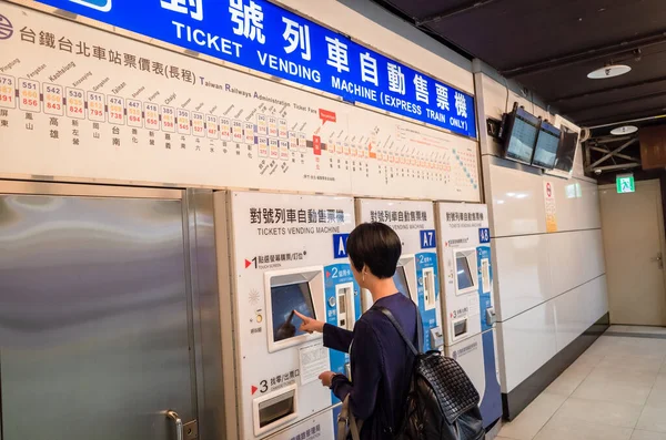 台湾台北 2019年5月10日 妇女在火车站售票机购物 台湾台北 — 图库照片
