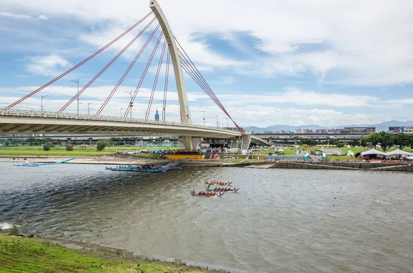 台湾台北 2019年6月9日 在台湾台北举行的传统龙舟节上 具有竞争力的赛艇比赛在桥下的城市风景 — 图库照片