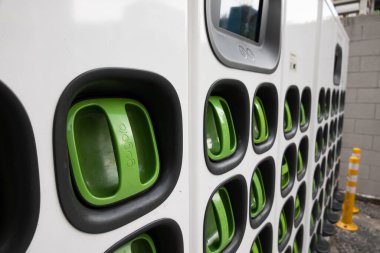 Taipei şehri, Tayvan - 14 Haziran 2020: Taipei, Tayvan, Asya 'daki caddede bulunan Tayvan merkezli elektronik motorsiklet bataryalarının şarj istasyonu