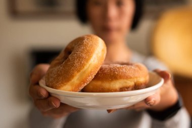 evde kadın eli ile bir donut almak