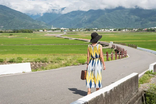 Frau Auf Dem Land Unterwegs — Stockfoto