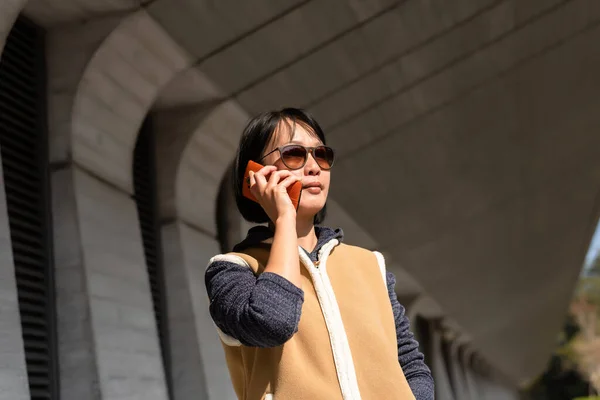 Asiatico Matura Bellezza Parlare Sul Cellulare Moderno Edificio — Foto Stock