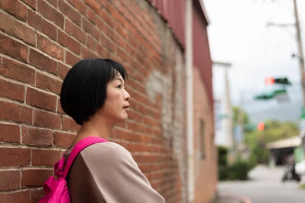 Asiática Viajando Mujer Con Bolsa Stand Calle — Foto de Stock