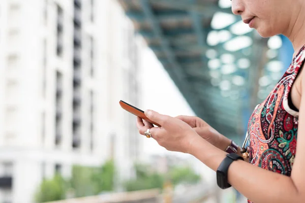 Mogna Resande Kvinna Väntar Och Använder Mobiltelefon Tåg Plattform Taiwan — Stockfoto