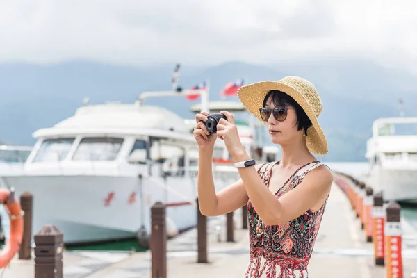 Подорожуюча Азіатка Капелюхом Робить Фотографії Біля Озера Сан Мун Тайвань — стокове фото